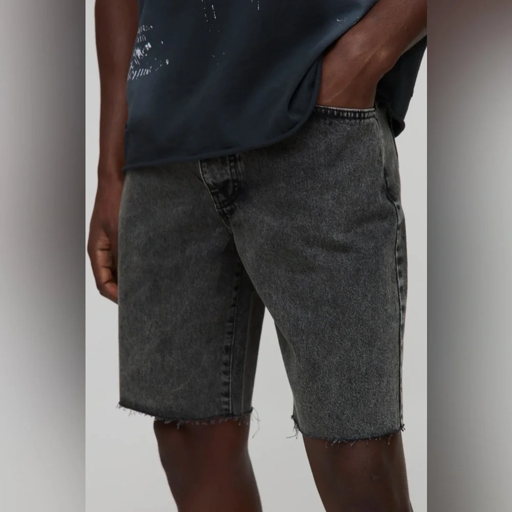BoohooMAN STRAIGHT FIT WASHED RAW HEM DENIM SHORTS